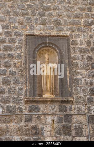 Statue de Saint Blaise, Sveti Vlaho, saint patron de la ville de Dubrovnic, Croatie sur le mur de la forteresse à la porte pile dans la vieille ville, Dubrovnic Banque D'Images