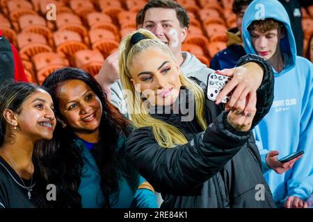 Hamilton, Nouvelle-Zélande 20230725.la Suisse Alisha Lehmann rencontre des supporters après le match entre la Suisse et la Norvège à Hamilton, en Nouvelle-Zélande, lors de la coupe du monde féminine de la FIFA 2023 en Australie et en Nouvelle-Zélande. Photo : Lise Aaserud / NTB Banque D'Images