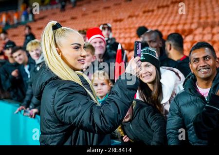 Hamilton, Nouvelle-Zélande 20230725.la Suisse Alisha Lehmann rencontre des supporters après le match entre la Suisse et la Norvège à Hamilton, en Nouvelle-Zélande, lors de la coupe du monde féminine de la FIFA 2023 en Australie et en Nouvelle-Zélande. Photo : Lise Aaserud / NTB Banque D'Images