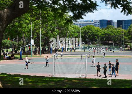 Recréez sur un terrain de basket-ball Banque D'Images