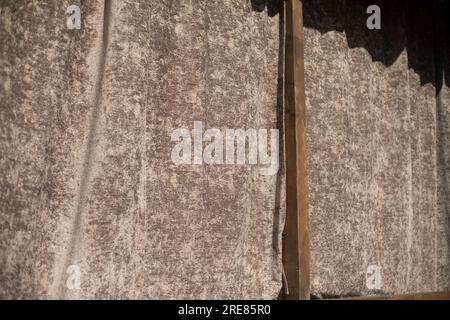 Tissu sur véranda. Tissu marron à l'intérieur. Fond pour meubles. Détails de texture. Banque D'Images