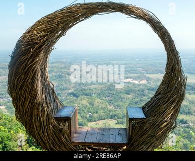 Un siège unique pour prendre des photos à Puncak Becici, Yogyakarta, Indonésie, avec vue sur la montagne, la vallée et la ville Banque D'Images