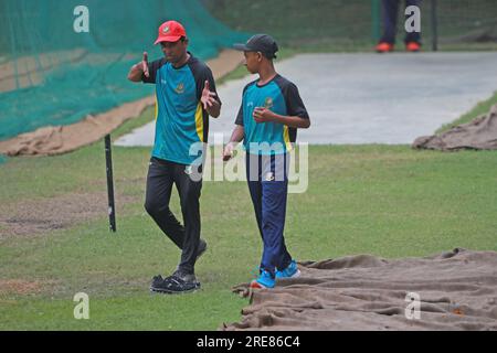 L’entraîneur de niveau d’âge de BCB, Sohel Islam, donne de la speach aux joueurs de cricket U15 du groupe d’âge BCB Academy Ground à Mirpur, Dhaka Bangladesh Banque D'Images