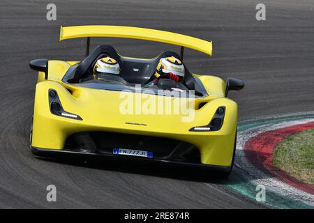 6 mai 2018 : course inconnue avec Dallara Stradale lors de la Journée historique Minardi 2018 dans le circuit d'Imola en Italie. Banque D'Images