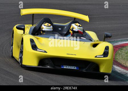 6 mai 2018 : course inconnue avec Dallara Stradale lors de la Journée historique Minardi 2018 dans le circuit d'Imola en Italie. Banque D'Images