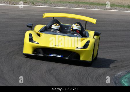 6 mai 2018 : course inconnue avec Dallara Stradale lors de la Journée historique Minardi 2018 dans le circuit d'Imola en Italie. Banque D'Images