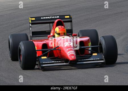 6 mai 2018 : course inconnue avec l'historique Ferrari F1 1992 modèle de voiture F92A ex Jean Alesi / Ivan Capelli lors de la Journée historique Minardi 2018 dans le circuit d'Imola Banque D'Images