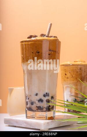 Café de la Dalgona de Boba. Boisson tendance du matin latte asiatique avec café instantané fouetté et boules de perles de tapioca, cocktail thaïlandais d'été avec bulle de verre ensoleillé Banque D'Images