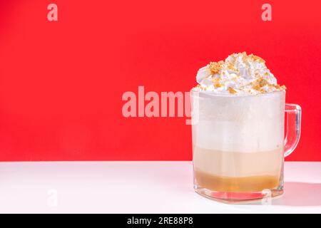 Ensemble de latte de café d'hiver d'automne, assortiment de boissons au café avec divers garnitures - caramel au pain d'épice, chocolat moka, latte à la menthe poivrée de canne à sucre, tren Banque D'Images