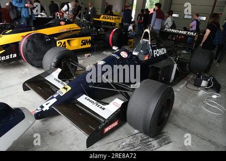 Imola, IT, mai 2018 : course inconnue avec l'historique Formule 1 Fondmetal FA1M-E 1991 lors de la Journée historique Minardi 2018 dans le circuit d'Imola en italie. Banque D'Images