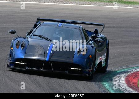 6 mai 2018 : course inconnue avec Pagani Huayra lors de la Journée historique Minardi 2018 dans le circuit d'Imola en Italie. Banque D'Images