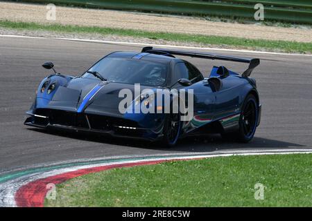 6 mai 2018 : course inconnue avec Pagani Huayra lors de la Journée historique Minardi 2018 dans le circuit d'Imola en Italie. Banque D'Images