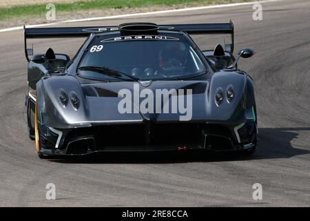 6 mai 2018 : course inconnue avec Pagani Zonda R lors de la Journée historique Minardi 2018 dans le circuit d'Imola en Italie. Banque D'Images