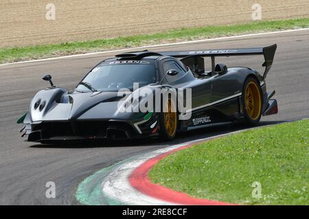 6 mai 2018 : course inconnue avec Pagani Zonda R lors de la Journée historique Minardi 2018 dans le circuit d'Imola en Italie. Banque D'Images