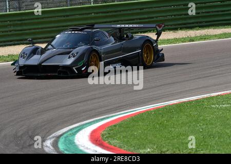 6 mai 2018 : course inconnue avec Pagani Zonda R lors de la Journée historique Minardi 2018 dans le circuit d'Imola en Italie. Banque D'Images