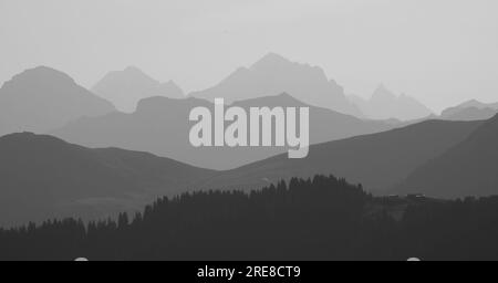 Image monochrome des chaînes de montagnes dans la lumière du matin vue de Vorder Walig, Suisse. Banque D'Images