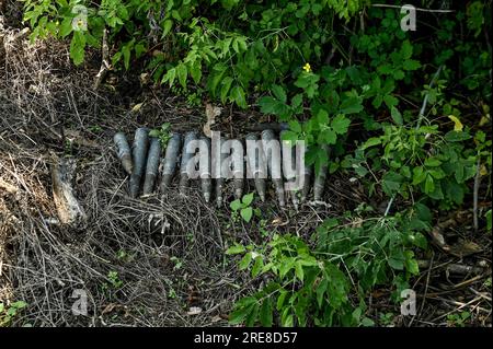 NOVODARIVKA, UKRAINE - le 21 JUILLET 2023 - des munitions sont disposées au sol dans le village de Novodarivka, dans la région de Zaporizhzhia, dans le sud-est de l'Ukraine. Banque D'Images