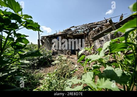 NOVODARIVKA, UKRAINE - 21 JUILLET 2023 - Une maison détruite par le bombardement des troupes russes est photographiée dans le village de Novodarivka, région de Zaporizhzhia, SO Banque D'Images