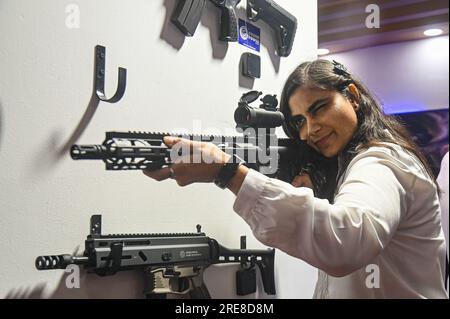 New Delhi, Delhi, Inde. 26 juillet 2023. Un visiteur tient une arme conservée pour être exposée à l'International police Expo 2023 à New Delhi, en Inde, le 26 juillet 2023. (Image de crédit : © Kabir Jhangiani/ZUMA Press Wire) USAGE ÉDITORIAL SEULEMENT! Non destiné à UN USAGE commercial ! Banque D'Images