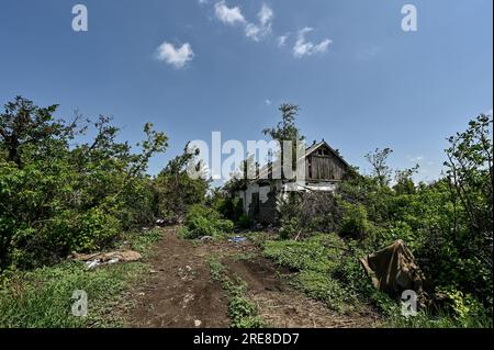 NOVODARIVKA, UKRAINE - 21 JUILLET 2023 - Une maison détruite par le bombardement des troupes russes est photographiée dans le village de Novodarivka, région de Zaporizhzhia, SO Banque D'Images