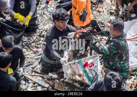 Bandung, Indonésie. 26 juillet 2023. Les gens nettoient des ordures flottant sur une rivière pour marquer la Journée nationale du fleuve Indonésie dans la rivière Cikeruh, Bandung, Java Ouest, Indonésie, le 26 juillet, 2023. La Journée nationale du fleuve indonésien est célébrée chaque année le 27 juillet. Crédit : Septianjar Muharam/Xinhua/Alamy Live News Banque D'Images