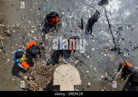 Bandung, Indonésie. 26 juillet 2023. Les gens nettoient des ordures flottant sur une rivière pour marquer la Journée nationale du fleuve Indonésie dans la rivière Cikeruh, Bandung, Java Ouest, Indonésie, le 26 juillet, 2023. La Journée nationale du fleuve indonésien est célébrée chaque année le 27 juillet. Crédit : Septianjar Muharam/Xinhua/Alamy Live News Banque D'Images