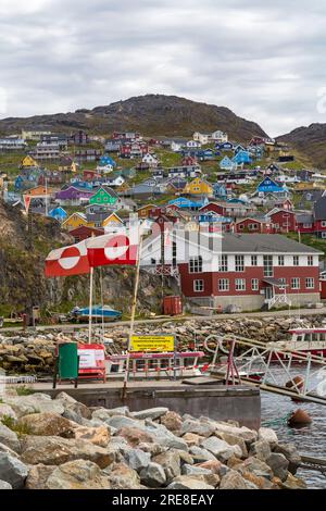 Maisons colorées et port portuaire à Qaqortoq, Groenland en juillet Banque D'Images