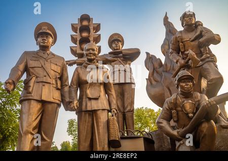 Le géant Hanoi police Force Monument à l'extérieur du parc central de réunification à Hanoi, Vietnam. Le monument, qui montre un grand feu de circulation, un Pol Banque D'Images