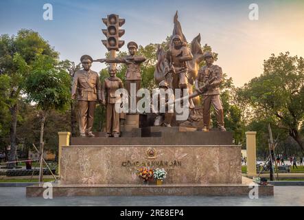 Le géant Hanoi police Force Monument à l'extérieur du parc central de réunification à Hanoi, Vietnam. Le monument, qui montre un grand feu de circulation, un Pol Banque D'Images