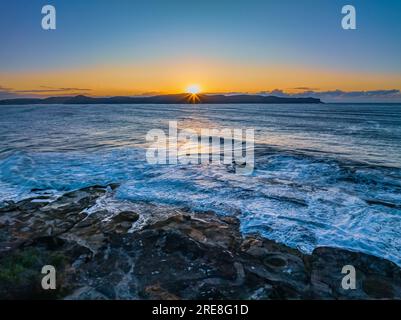 Paysage marin au lever du soleil depuis la réserve de Paul Landers à Pearl Beach sur la côte centrale, Nouvelle-Galles du Sud, Australie. Banque D'Images