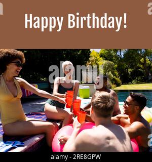 Composite de texte de joyeux anniversaire sur des amis heureux divers avec des boissons à la fête de la piscine Banque D'Images