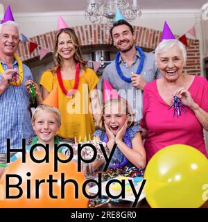 Composite de texte de joyeux anniversaire sur la famille caucasienne heureuse dans les chapeaux de fête à la fête d'anniversaire Banque D'Images