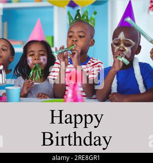 Composite de texte de joyeux anniversaire sur des enfants heureux divers à la fête d'anniversaire Banque D'Images