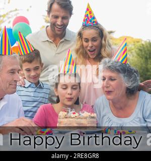 Composite de texte de joyeux anniversaire sur la famille caucasienne heureuse dans les chapeaux de fête à la fête d'anniversaire Banque D'Images