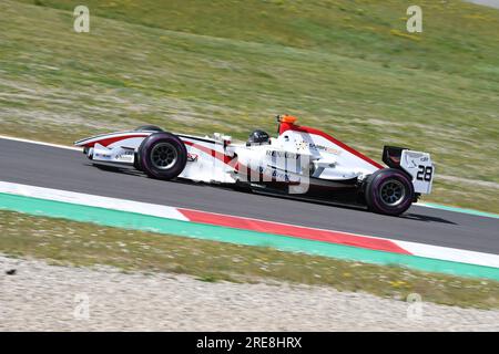 Scarperia, 9 avril 2021 : Dallara GP2 Formula pilotée par Unknown en action sur le circuit de Mugello lors des essais de BOSS GP Championship. Italie Banque D'Images