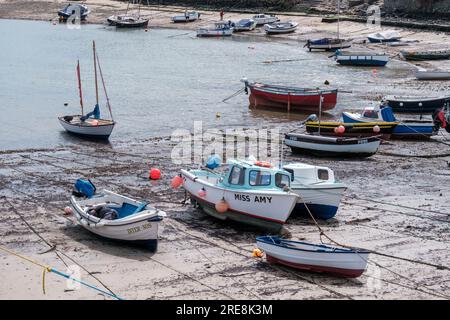 Petits bateaux amarrés dans le port de Mousehole à marée basse. Mousehole, Penzance, Cornouailles, Angleterre. Banque D'Images