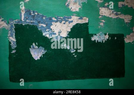 Vieux mur. Peinture décapée. Rénovation des locaux. Base en béton de mur sous peinture. Banque D'Images