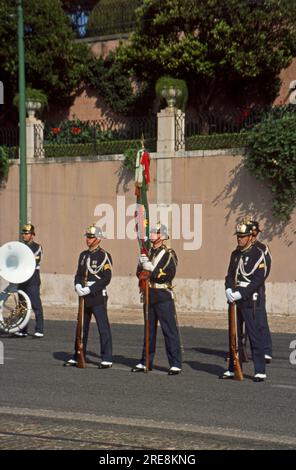 Garde présidentielle porte-étendard et fête de couleur Lisbonne Portugal Banque D'Images