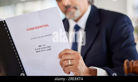 Avocat, confidentiel et paperasserie avec les mains tenant le dossier du patient et les documents dans le bureau. Conformité, rapport juridique et avocat employé dans une loi Banque D'Images