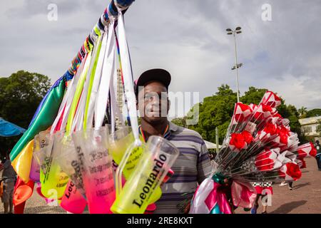 Goiania, Goias, Brésil – 25 juin 2023 : une vendeuse de rue travaillant à la gay Pride Parade à Goiânia. Banque D'Images