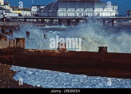 Eastbourne Pier sur une journée de bleu Eastbourne East Sussex Angleterre Banque D'Images