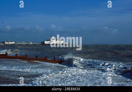 Eastbourne Pier sur une journée de bleu Eastbourne East Sussex Angleterre Banque D'Images