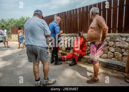 Castellammare Del Golfo, Italie. 25 juillet 2023. Un membre du garde forestier vu se reposer. La chaleur extrême, avec plus de 45 degrés, et le vent fort de Scirocco ont favorisé les incendies et ont rendu difficiles les opérations du corps forestier. Dans la ville touristique de Castellammare, les habitants ont dû s'organiser pour éteindre l'incendie qui menaçait les maisons aidées par un petit groupe de pompiers, car la plupart d'entre eux étaient occupés à combattre les incendies dans la ville de Palerme. Crédit : SOPA Images Limited/Alamy Live News Banque D'Images