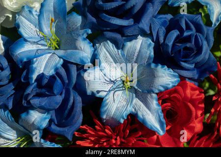 Fleurs bleues. Fleurs artificielles. Bouquet de pétales. Usine d'été. Banque D'Images