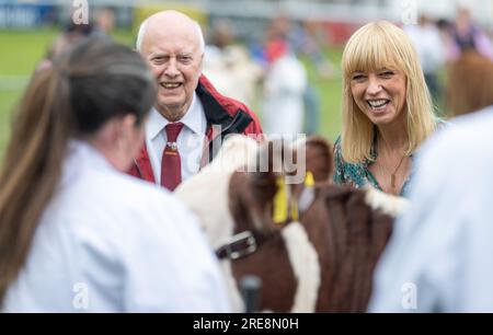 Builth Wells, Royal Wells Show - 26 juillet 2023 - radio DJ Sara Cox juge la classe des jeunes manutentionnaires de boeuf au Royal Wells Agricultural Show à Buith Wells, pays de Galles, où, avec l'aide de son père, A choisi une paire de bovins Hereford comme champions avec les Longhorns en réserve. Crédit : Wayne HUTCHINSON/Alamy Live News Banque D'Images