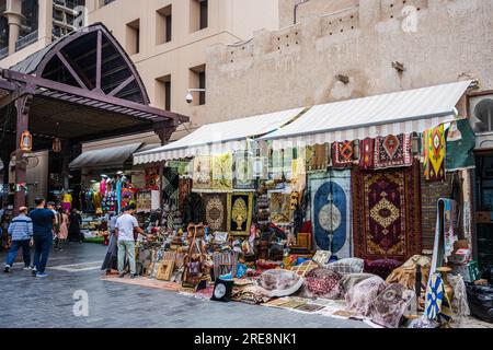 Dubaï, Émirats arabes Unis -- 16 avril 2023. Photo du magasin d'un marchand de tapis de Dubaï à l'entrée d'un souk. Banque D'Images