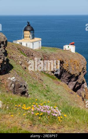 Le phare de St ABB's Head a été conçu et construit par les frères David Stevenson et Thomas Stevenson et est entré en service le 24 février 1862 Banque D'Images