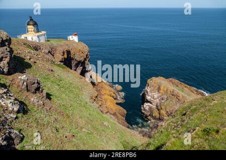 Le phare de St ABB's Head a été conçu et construit par les frères David Stevenson et Thomas Stevenson et est entré en service le 24 février 1862 Banque D'Images