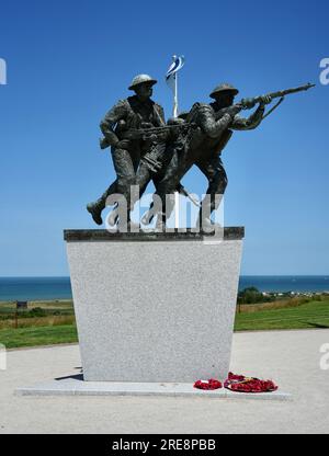 Sculpture commémorative de l'armée alliée au Mémorial de Normandie britannique. Banque D'Images