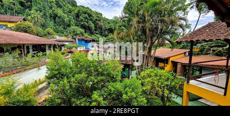 Vila do Abraao ville à Ilha Grande île avec de belles maisons et jardins. Situé près de Rio de Janeiro, Brésil, il est une escapade parfaite de cit occupé Banque D'Images